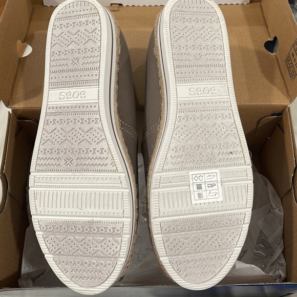 **FLASH SALE** BOBS from Skechers Taupe size 6.5 NIB - Picture 3 of 4